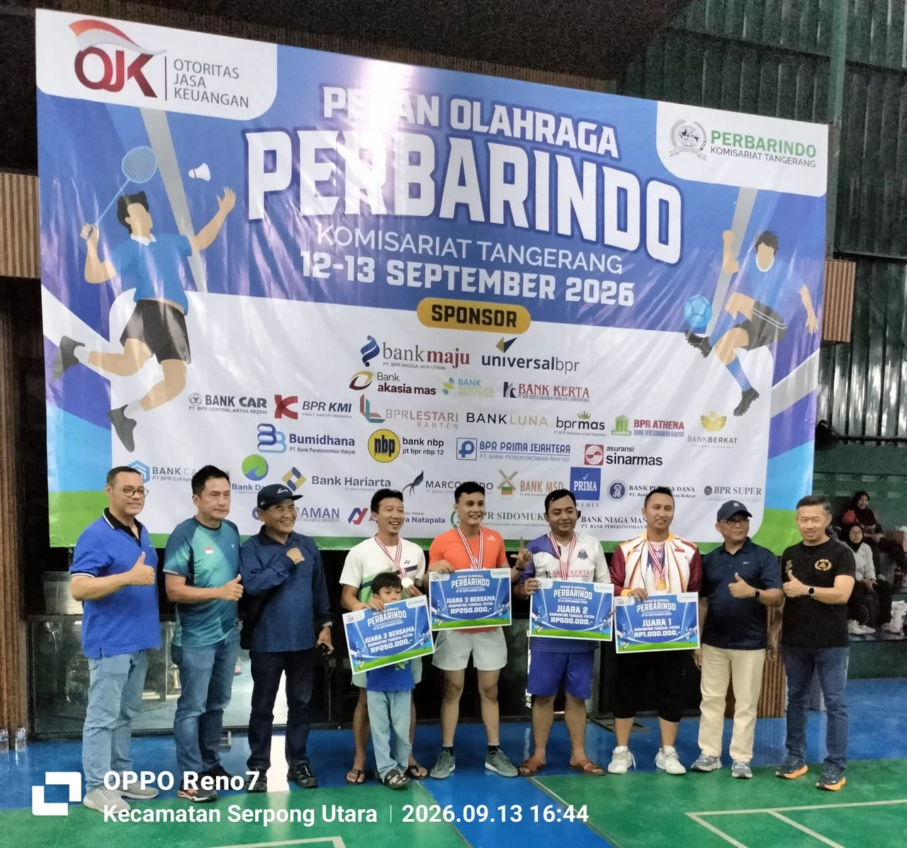 Foto: Direktur BPR Akasia Mas, Anwar Musadad (kanan ujung) mendampingi berfoto dengan para pemenang dalam cabang olahraga Badminton Putra.